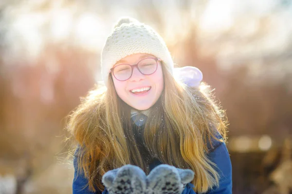 Gelukkig Tiener Meisje Prachtig Park Bij Zonsondergang Vangsten Sneeuw Met — Stockfoto