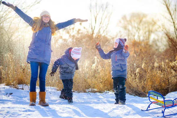 Crianças Brincando Divertindo Floresta Inverno Pôr Sol — Fotografia de Stock