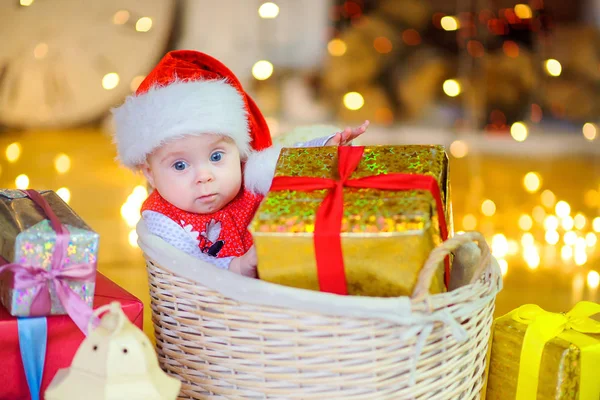 Divertido Bebé Sombrero Santa Claus Está Una Cesta Con Gran — Foto de Stock