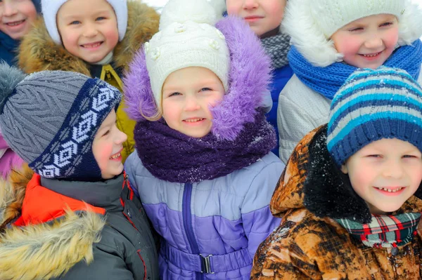 Grand Groupe Enfants Jouant Dans Parc Hiver — Photo