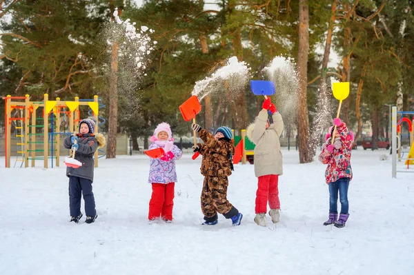 Les Enfants Jouent Dans Parc Hiver Jettent Neige Amusent — Photo