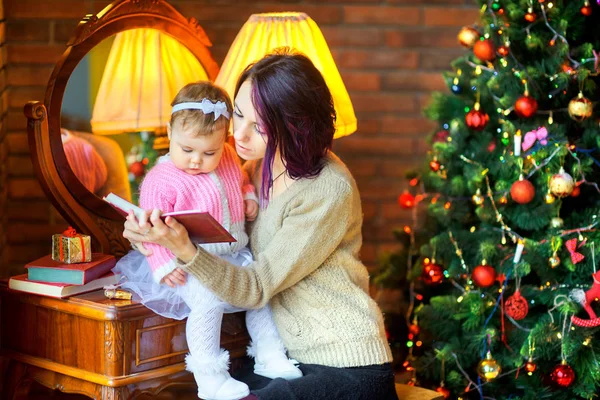 Mother Reads Fairy Tales Her Daughter While Sitting Festive Christmas — Stock Photo, Image