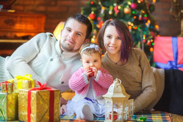 幸せ家族は床付近のお祝いクリスマス ツリー クリスマス ギフトの近く — ストック写真
