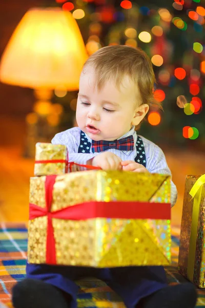 Lustiges Baby Das Mit Einem Großen Geschenk Der Hand Auf — Stockfoto