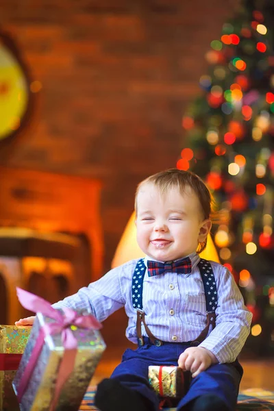 Lustige Baby Sitzt Auf Dem Boden Mit Einem Kleinen Geschenk — Stockfoto