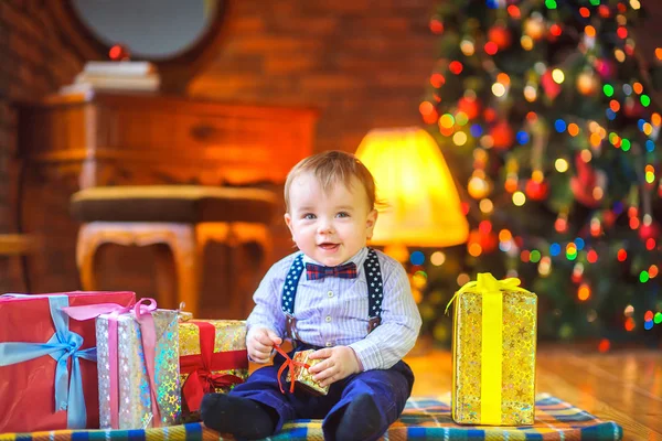 Drôle Bébé Assis Sur Sol Avec Cadeau Main Sur Fond — Photo