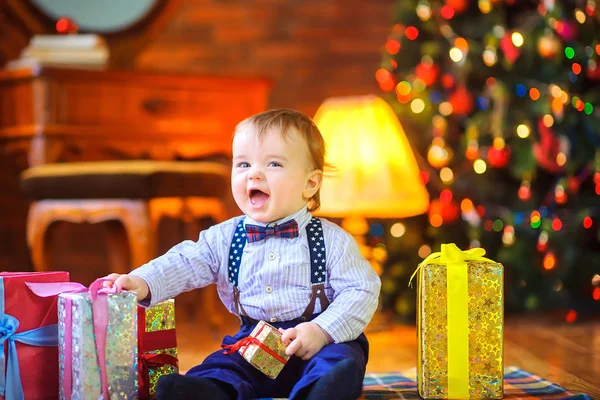 Lustiges Baby Das Auf Dem Boden Neben Den Geschenken Sitzt — Stockfoto