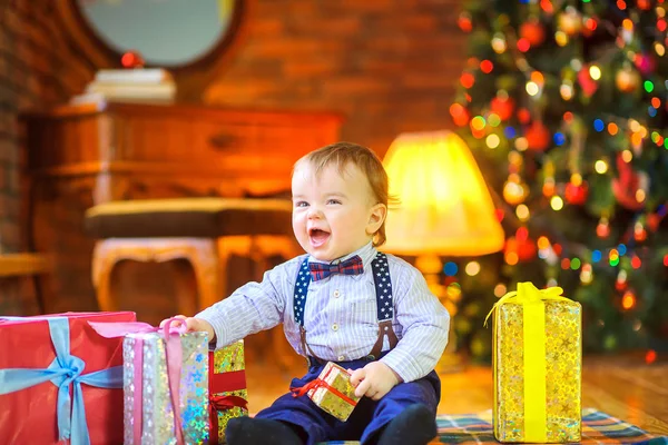 Drôle Bébé Assis Sur Sol Près Des Cadeaux Avoir Plaisir — Photo