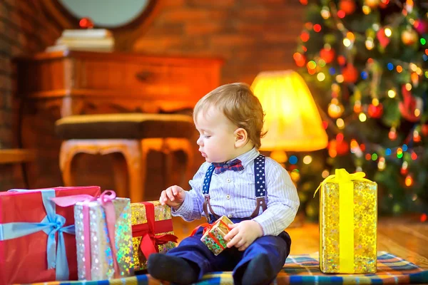 Baby Sitzt Auf Dem Boden Und Pflückt Geschenke — Stockfoto
