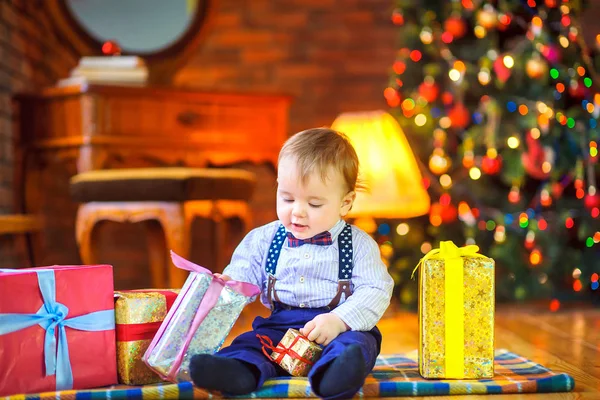 Bébé Est Assis Sur Flotteur Sur Fond Arbre Noël — Photo