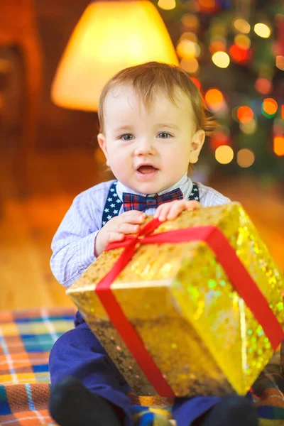 Lustiges Baby Auf Dem Boden Sitzend Mit Einem Großen Geschenk — Stockfoto