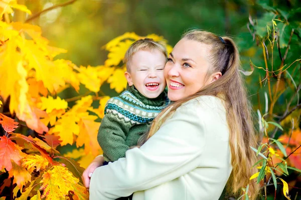 Gelukkige Moeder Met Haar Kleine Zoon Goulabt Herfst Park Bij — Stockfoto