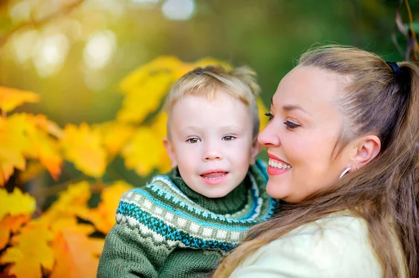 Gelukkige Moeder Met Haar Kleine Zoon Goulabt Herfst Park Bij — Stockfoto