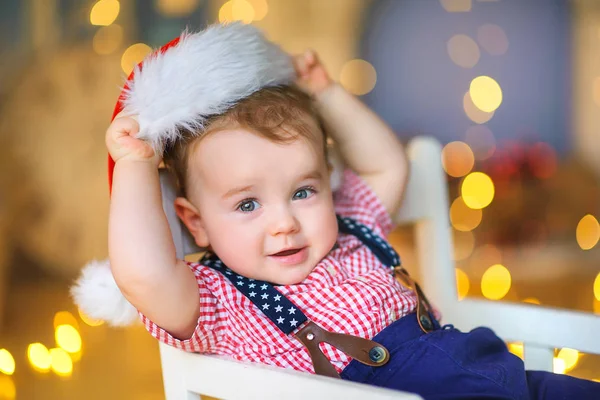 Bébé Drôle Porte Chapeau Père Noël Sur Fond Arbre Noël — Photo