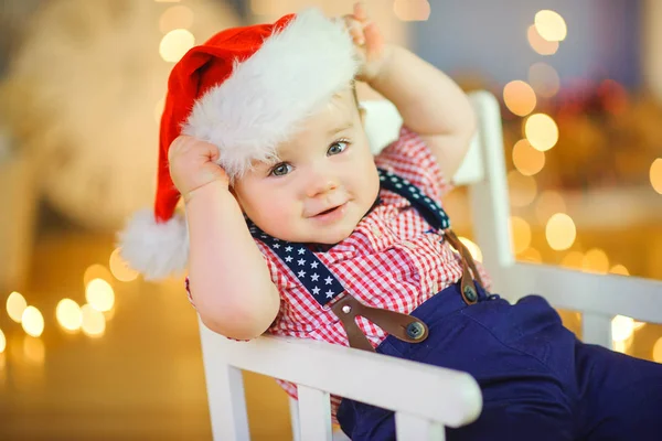 Lustiges Baby Trägt Einen Weihnachtsmann Hut Auf Dem Hintergrund Eines — Stockfoto