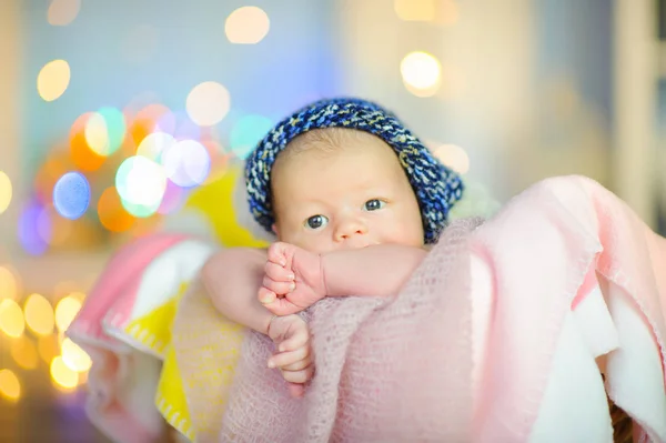 Смешной Новорожденный Ребенок Шляпе Лежит Корзине Фоне Ярких Огней — стоковое фото