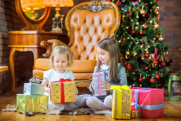 Две Девушки Сидящие Полу Рядом Елкой Дарят Подарки — стоковое фото