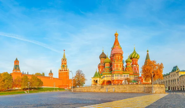 Güzel manzarasını Moskova Kremlin ve St Basil ile Kızıl Meydan'ın parlak bir sonbahar sabahı, Moskova'nın en çok ziyaret edilen landmark. Rusya