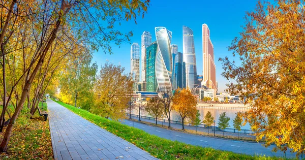 İş Merkezi, güneşli bir sonbahar Moskova, şehrin modern gökdelenler Panoraması