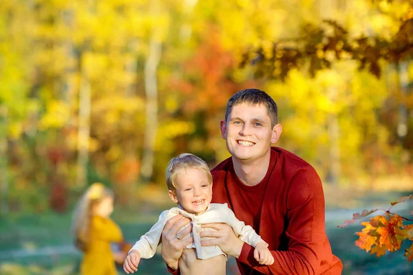 Gelukkige Vader Speelt Met Zijn Zoontje Een Prachtig Herfst Park — Stockfoto