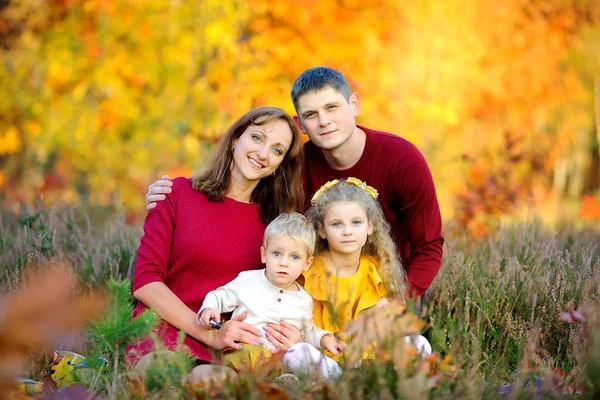 Familia Feliz Camina Parque Atardecer Sentarse Hierba Abrazar Juntos — Foto de Stock