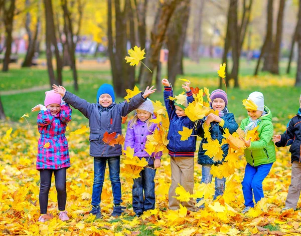 Heureux Joyeux Enfants Jouer Jeter Feuillage Dans Beau Parc Automne — Photo