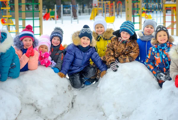 Kış Parkında Oynayan Bir Grup Arkadaş Canlısı Çocuk — Stok fotoğraf