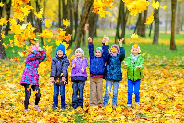 Grand Groupe Amis Jouant Amusant Dans Beau Parc Automne Jetant — Photo