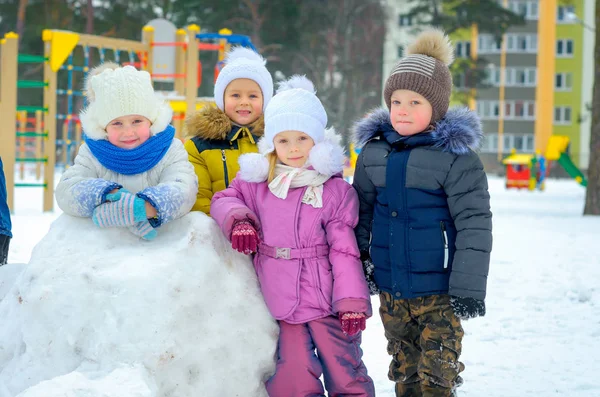 Çocuklar Oyun Bahçesinde Karla Oynuyorlar — Stok fotoğraf