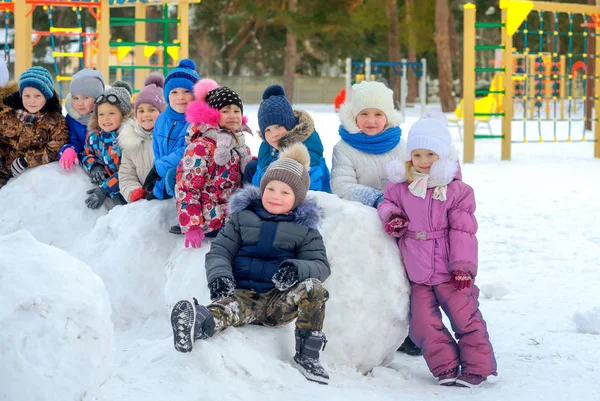 Büyük Bir Arkadaş Grubu Kış Oyun Parkında Büyük Kartoplarının Üzerinde — Stok fotoğraf