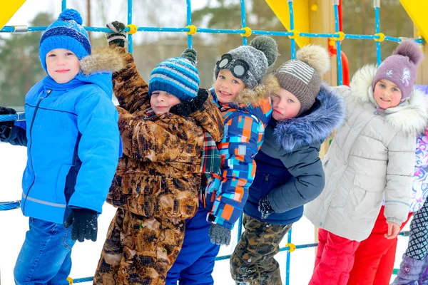 Amis Amusants Jouent Aire Jeux Hiver — Photo