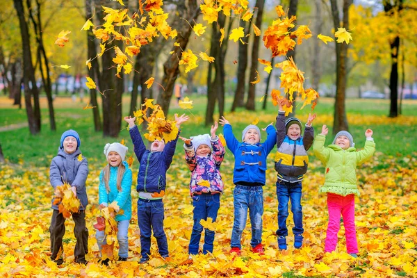 Heureux Joyeux Enfants Jouer Jeter Feuillage Dans Beau Parc Automne — Photo