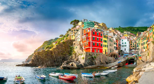 gün batımında, Cinque Terre ünlü İtalyan sahil köy Riomaggiore Panoraması. İtalya