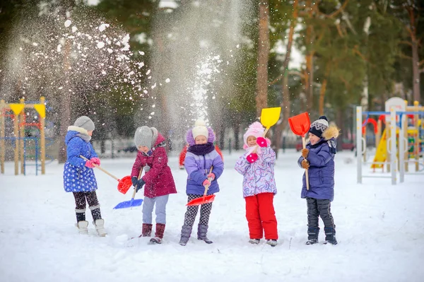 Allegri Bambini Giocano Parco Invernale Gettano Neve Divertono — Foto Stock