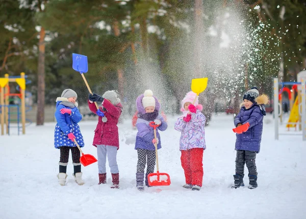 Allegri Bambini Giocano Parco Invernale Gettano Neve Divertono — Foto Stock