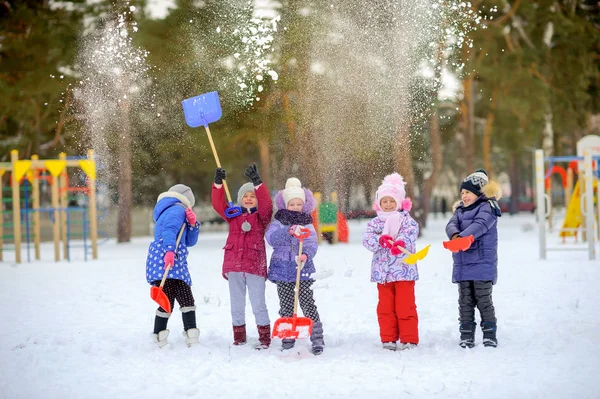 Amis Gais Jouer Dans Parc Hiver Jeter Neige Avoir Plaisir — Photo