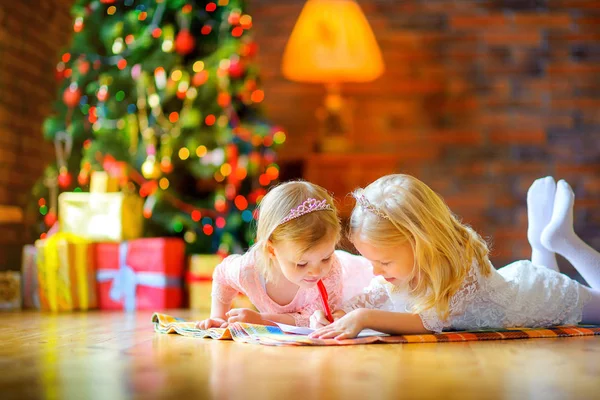 Dvě Krásné Dívky Ležet Podlaze Vánočního Stromu Napsat Dopis Santa — Stock fotografie