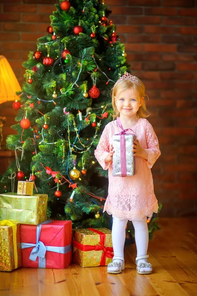 Bambina Felice Con Regalo Mano Vicino All Albero Natale — Foto Stock