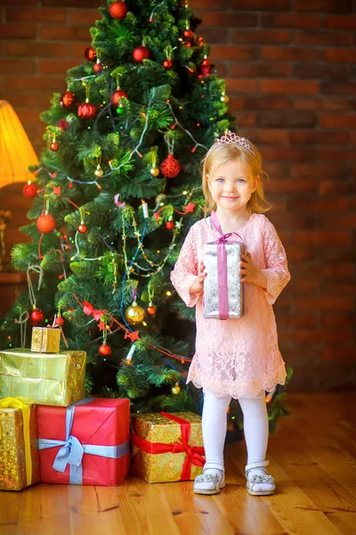 Gelukkig Klein Meisje Met Een Cadeau Handen Buurt Van Kerstboom — Stockfoto