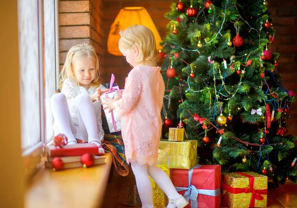 Menina Presente Para Sua Irmã Manhã Natal — Fotografia de Stock