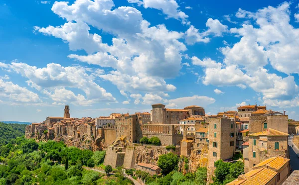 Panorama Medieval Town Pitigliano Located Edge Cliff Beautiful Clouds Sky — Stock Photo, Image