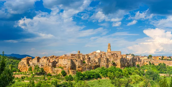 Pitigliano Ortaçağ şehir panoraması ile güzel bulutlar gökyüzünde, Tuscany uçurumun kenarında yer alan. İtalya. Europe