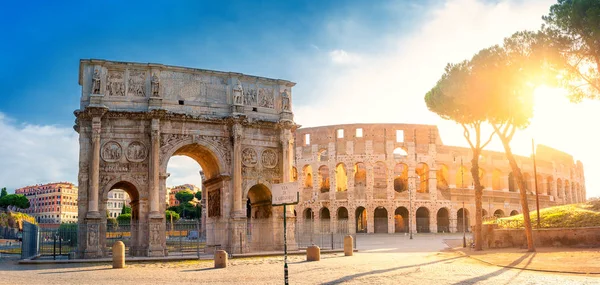 Konstantin Arch ve Colosseum sabah güneşin Panoraması. Roma mimarisi ve Simgesel Yapı, İtalya. Europe