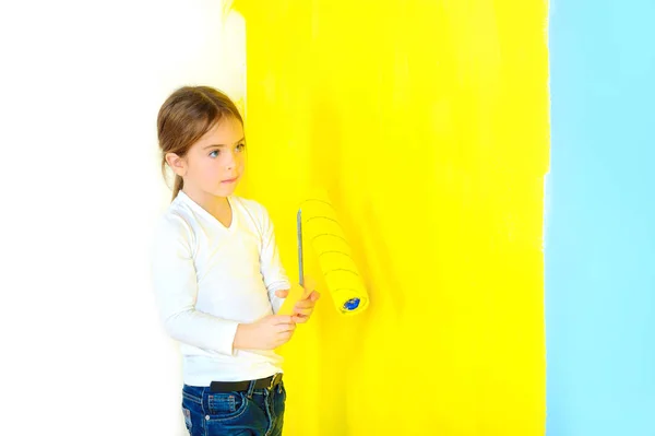 Menina Pinta Paredes Com Rolo Cores Diferentes Reparando Casa — Fotografia de Stock