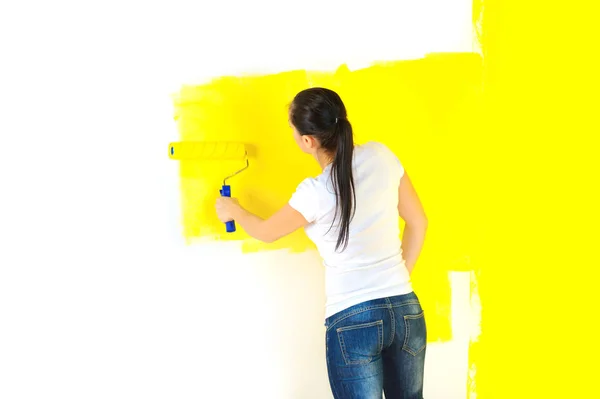Mujer Pintor Pinta Pared Con Rodillo Color Amarillo Brillante — Foto de Stock
