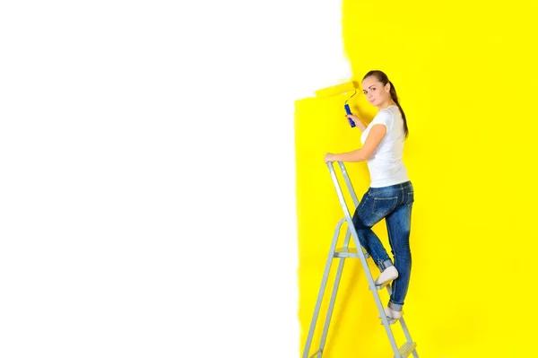 Pintor Mujer Con Rodillo Las Manos Mirando Cámara Pie Las —  Fotos de Stock