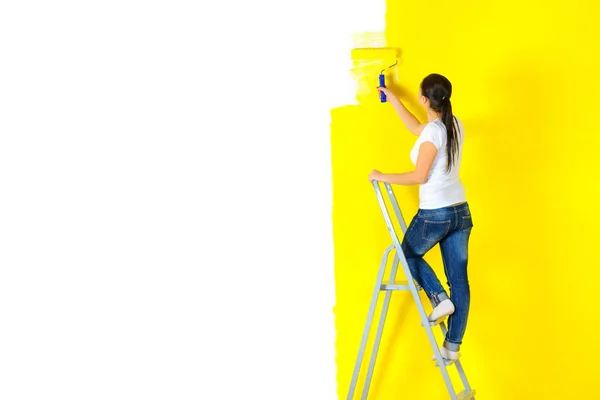 Pintora Atenta Pinta Pared Con Una Platina Las Escaleras Renovando — Foto de Stock