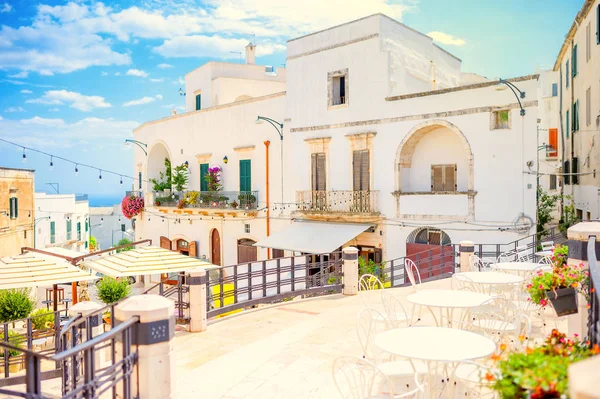 奥什图尼最喜欢的旅游区上有很多咖啡馆 意大利 — 图库照片