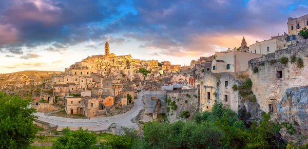 Antik şehir Matera batımında Panoraması. Güney İtalya. Europe