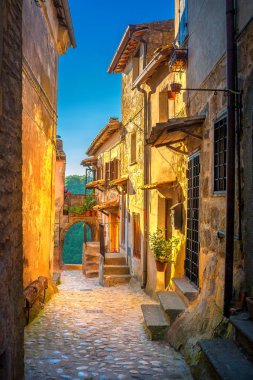Küçük bir kasabada güzel Ortaçağ Toskana günbatımı, bir sokak. İtalya. Europe